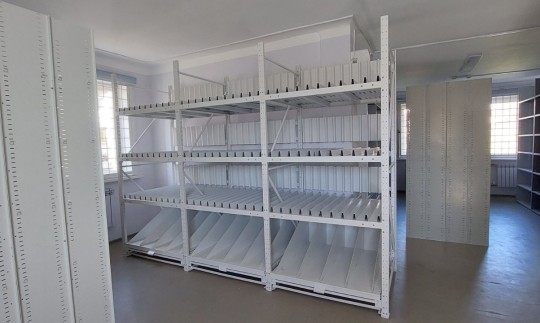 Стеллаж с разделителями для вертикального хранения