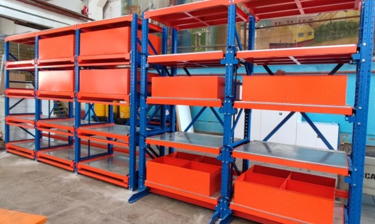 Стеллаж с выдвижным полками и ящиками