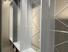 Стеллажи для хранения текстиля в магазине аэропорта