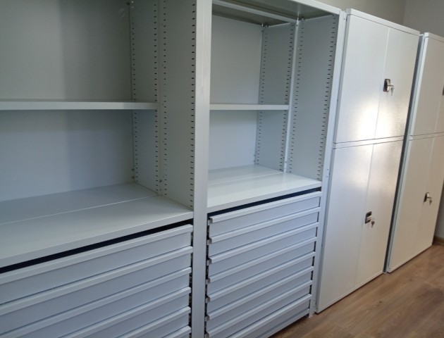 стеллажи с ящиками и дверями