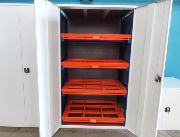 стеллажи с дврями и выдвижными полками