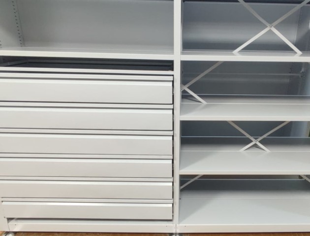 стеллажи с ящиками для экспонатов музея