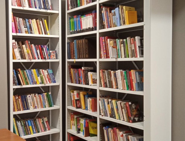 Стационарные стеллажи в библиотеке