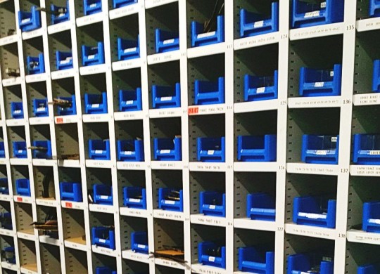 Ячеистые стеллажи с пластиковыми ящиками