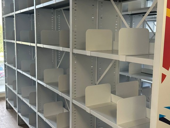 стеллажи для библиотеки с подвижными разделителями