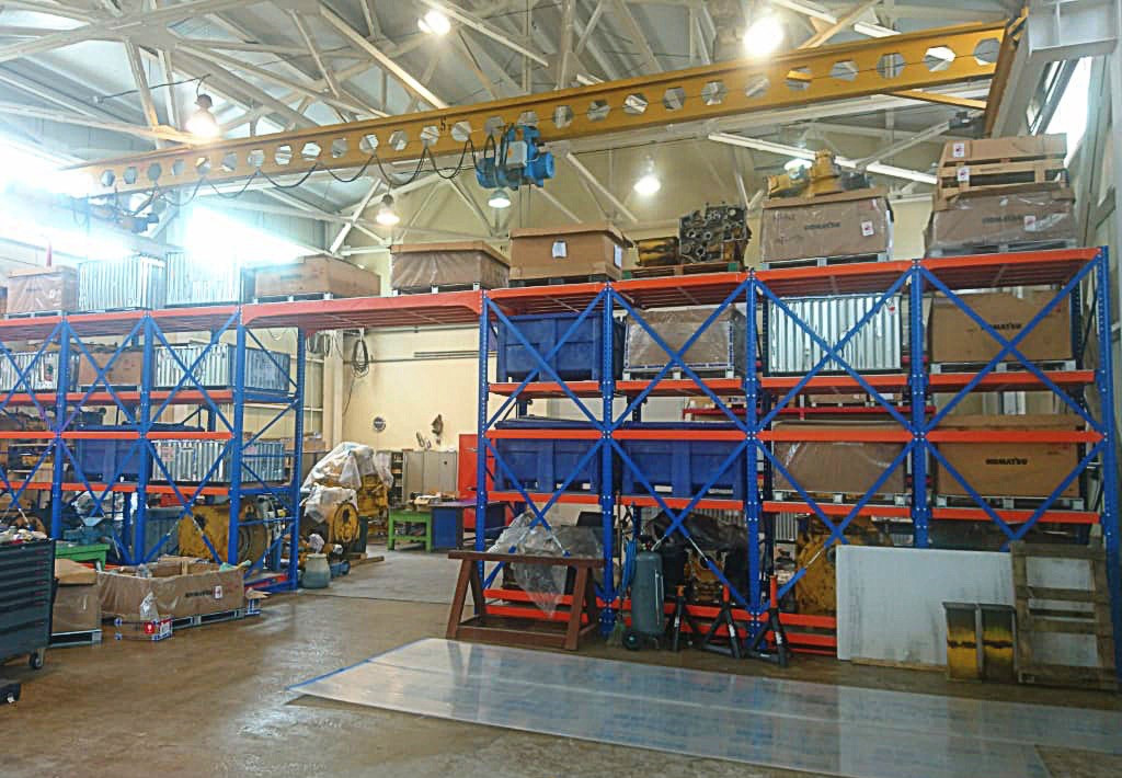 стеллажи с выкатными платформами в цеху с потолочной кран балкой