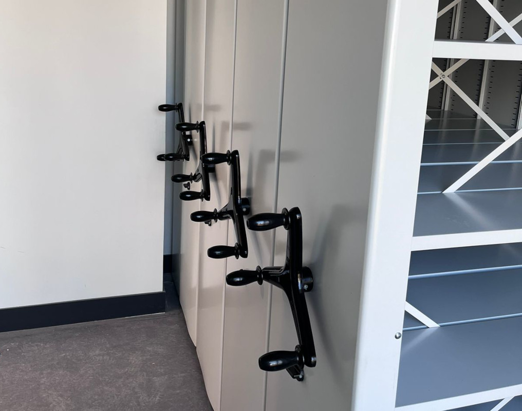 Мобильные стеллажи для школьной библиотеки