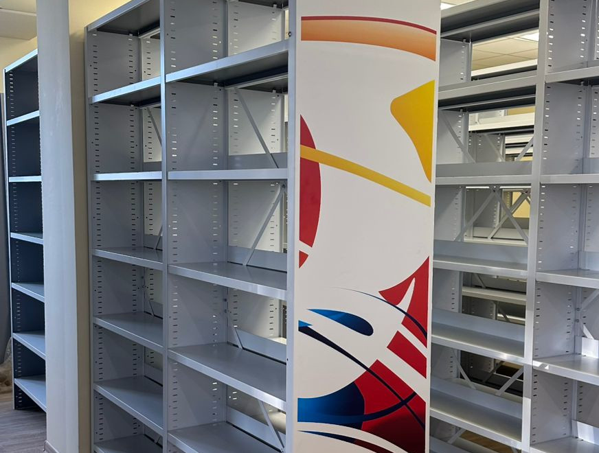 цветные дизайн панели на библиотечном стеллаже